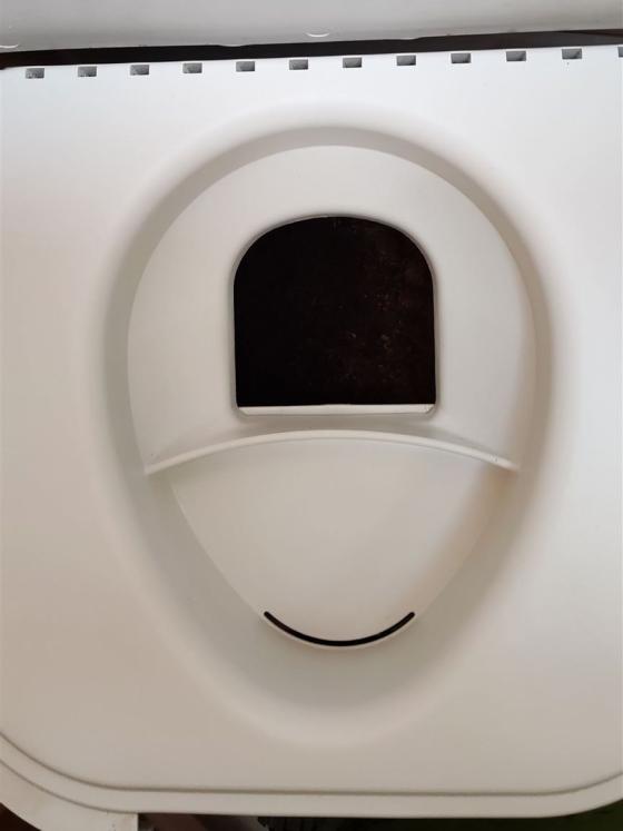 Weißes Wandsegment neben einem modernen, weißen WC-Bedienfeld.